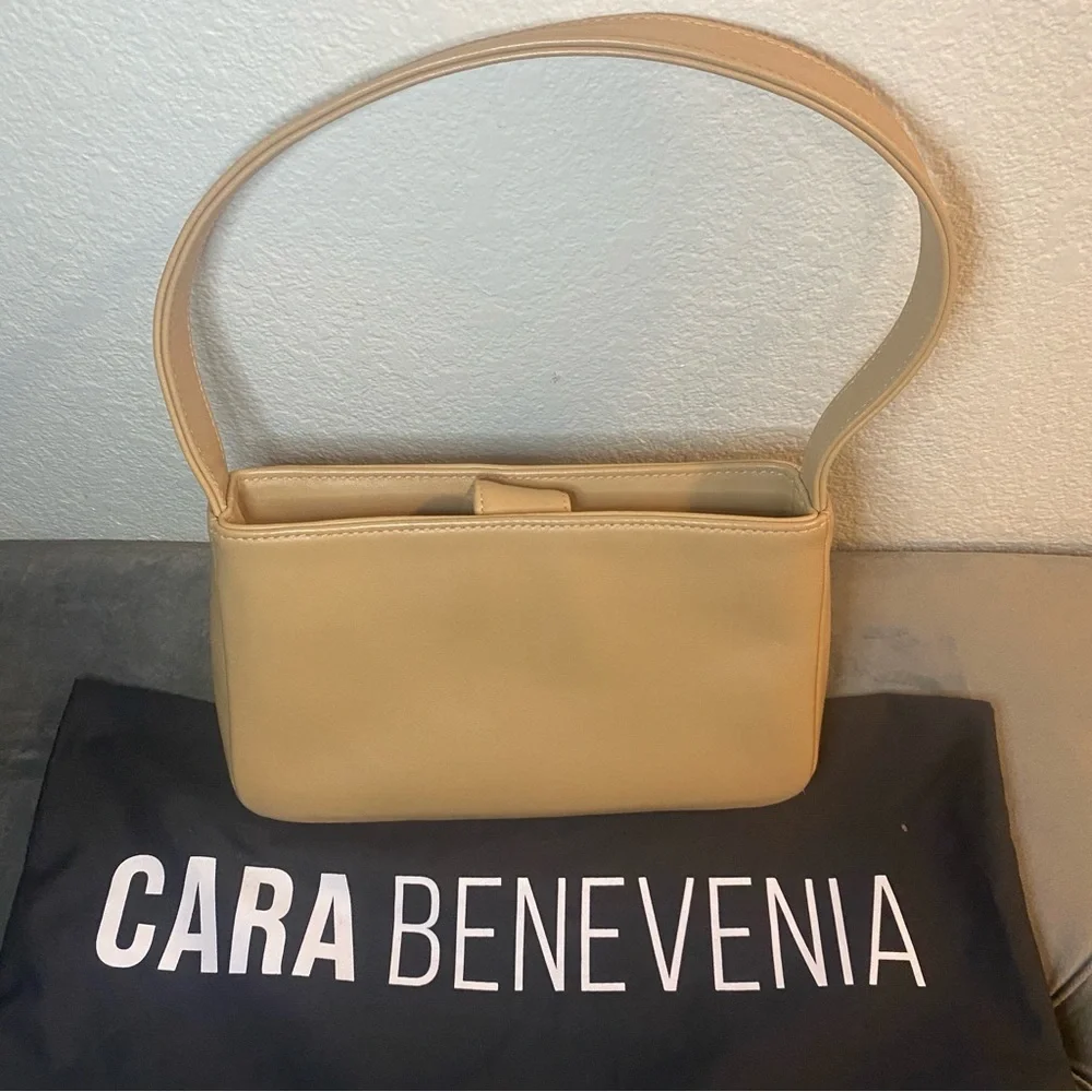 Like New CARA BENEVENIA Baguette Cappuccino Shoulder Bag